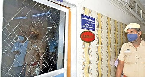 ராமநாதபுரம் நகராட்சி அலுவலகத்தில் திமுக - அதிமுகவினரிடையே ஏற்பட்ட மோதலின்போது சேதமடைந்த கதவின் கண்ணாடி. படம்: எல்.பாலச்சந்தர்