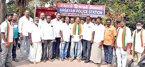 பாகாயம் காவல் நிலையத்தில் புகார் மனு அளிக்க வந்த பாஜகவினர்.