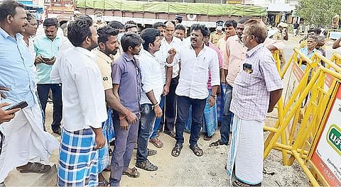 திருவண்ணாமலை அடுத்த நாயுடுமங்கத்தில் அக்னி கலசம் அகற்றப்பட்ட இடத்தை நேற்று பார்வையிட்ட திரைப்பட இயக்குநரும், தமிழ் பேரரசு கட்சியின் பொது செயலாளருமான வ.கவுதமன். படம்:இரா.தினேஷ்குமார்.