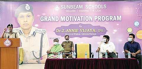 சன்பீம் பள்ளியில் நடைபெற்ற மாணவர்களுக்கான ஊக்க நிகழ்ச்சியில் பேசும் வேலூர் சரக டிஐஜி ஆனி விஜயா.