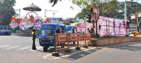 புதுச்சேரி ராஜிவ்காந்தி சதுக்கத்தில் வாகன ஓட்டிகளுக்கு இடையூறு ஏற்படும் வகையில் பேனர்கள் வைக்கப்பட்டுள்ளன.