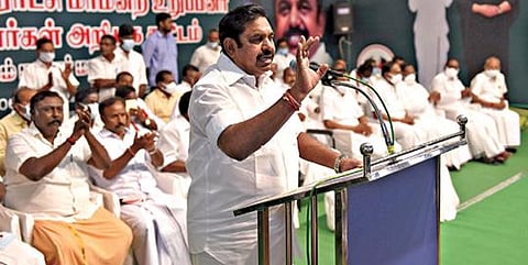 நகர்ப்புற உள்ளாட்சித் தேர்தலில் சேலம் மாநகராட்சி கவுன்சிலர் பதவிக்கு போட்டியிடும் அதிமுக வேட்பாளர்கள் அறிமுக கூட்டம் அம்மாப்பேட்டையில் நடைபெற்றது. கூட்டத்தில், கட்சியின் இணை ஒருங்கிணைப்பாளர் பழனிசாமி பேசினார். படம்: எஸ். குரு பிரசாத்