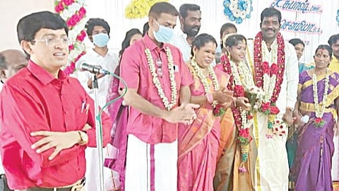 நாகை ஆபீசர்ஸ் கிளப்பில் நடைபெற்ற தனது வளர்ப்பு மகளின் திருமண விழாவில் பங்கேற்று பேசுகிறார் தமிழக சுகாதாரத் துறை செயலாளர் ஜெ.ராதாகிருஷ்ணன்.