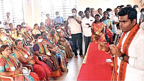 ஈரோட்டில் உள்ளாட்சித் தேர்தலில் போட்டியிடும் பாஜக வேட்பாளர்களை ஆதரித்து அக்கட்சியின் தலைவர் அண்ணாமலை பேசினார்.
