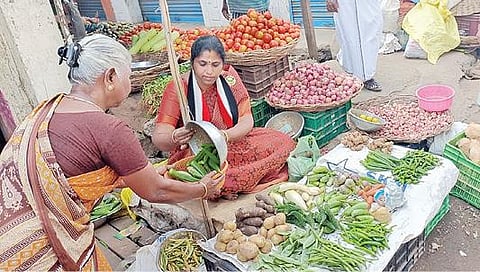 திண்டுக்கல் பெரிய கடை வீதியில் பிரச்சாரத்தின்போது காய்கறி வியாபாரம் செய்த அதிமுக வேட்பாளர் பொன்முத்து.