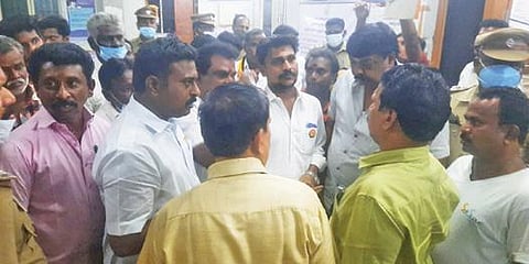 மதுரை மாநகராட்சி மண்டலம் 3-ல் தேர்தல் அலுவலகத்தை முற்றுகை யிட்டு முறையிட்ட தேமுதிகவினர்.