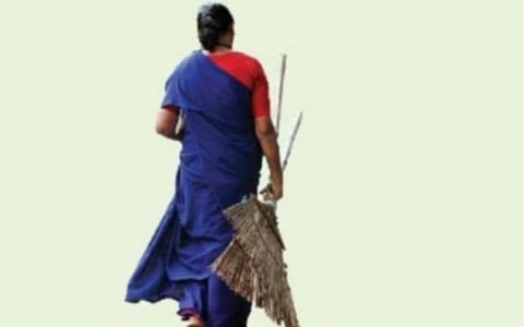 சாலையோரத்தில் கிடந்த வெள்ளி அம்மன் சிலை