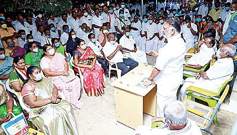 பெரியகுளத்தில் நடந்த அதிமுக வேட்பாளர்கள் அறிமுகக் கூட்டத்தில் பேசுகிறார் ஓ.பன்னீர்செல்வம்.