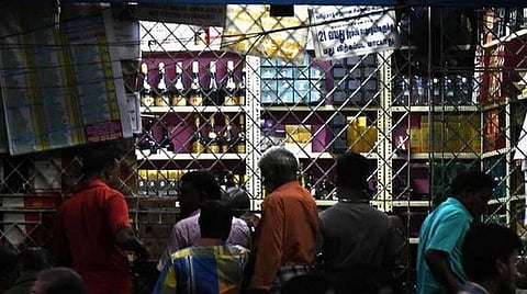 டாஸ்மாக் கடைகளில் கண்ணாடி பாட்டில்களை பயன்படுத்த தடை கோரிய வழக்கு தள்ளுபடி: உயர் நீதிமன்றம் உத்தரவு