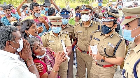 விபத்தில் பலியான குன்றத்தூர் காவல் நிலைய காவலர் நாராயணன் உடலுக்கு தாம்பரம் காவல்ஆணையர் ரவி குரோம்பேட்டை அரசு மருத்துவ மனையில் மரியாதை செலுத்தி குடும்பத்தினருக்கு ஆறுதல் கூறினார்.படம்: எம்.முத்துகணேஷ்.