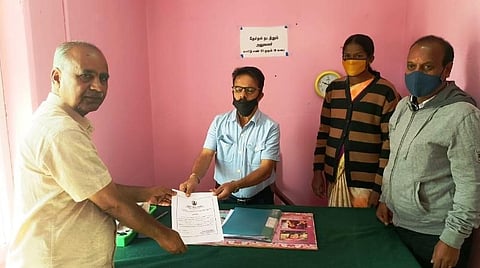 அதிகரட்டி பேரூராட்சி 12-வது வார்டுக்கு உட்பட்ட கோடேரி மலைக் கிராமத்தில் இதுவரை உள்ளாட்சி கவுன்சிலர் தேர்தலே நடைபெற்றதில்லை. இம்முறை ஓய்வு பெற்ற ஆசிரியர் சு.மனோகரன் போட்டியின்றி தேர்வு செய்யப்பட்டுள்ளார்.