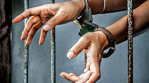 காட்பாடி அருகே சதி திட்டம் தீட்டிய கும்பல் சிக்கியது: பிடிபட்ட 5 பேரிடம் ரகசிய இடத்தில் விசாரணை