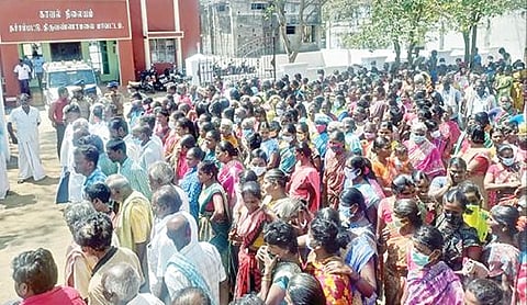 வழிப்பறி கும்பலை கைது செய்யாததை கண்டித்து தச்சம்பட்டு காவல் நிலையத்தை நேற்று முற்றுகையிட்ட 10-க்கும் மேற்பட்ட கிராம மக்கள்.