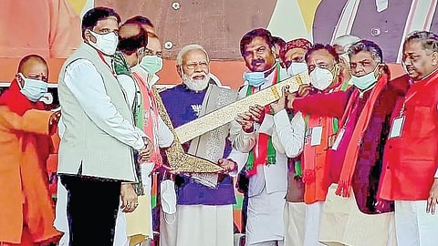 உத்தர பிரதேச மாநிலம் சகாரன்பூரில், பாஜக சார்பில் நேற்று பிரச்சாரப் பொதுக் கூட்டம் நடைபெற்றது. முதல் முறையாக நேரடிப் பிரச்சாரத்தில் பங்கேற்க வந்த பிரதமர் மோடிக்கு, கட்சி நிர்வாகிகள் ஏர் கலப்பையை நினைவுப் பரிசாக வழங்கினர். உடன் முதல்வர் யோகி ஆதித்யநாத் (இடது ஓரம்). படம்: பிடிஐ