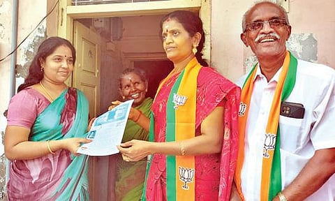தூத்துக்குடியில் வீடு வீடாக உறுதிமொழி பத்திரத்தை வழங்கி வாக்கு சேகரித்த பாஜக பெண் வேட்பாளர் உஷாதேவி.