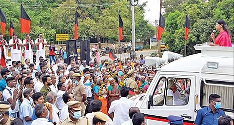 ராஜபாளையத்தில் திமுக மற்றும் கூட்டணிக் கட்சி வேட்பாளர்களுக்கு வாக்கு சேகரித்த கனிமொழி எம்.பி.