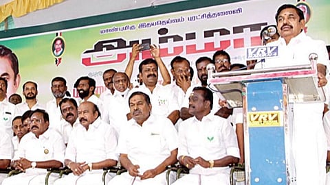 மதுரை மாநகராட்சியில் போட்டியிடும் அதிமுக வேட்பாளர்களை ஆதரித்து பிரச்சார பொதுக்கூட்டத்தில் பேசிய கட்சியின் இணை ஒருங்கி ணைப்பாளர் பழனிசாமி. படம்:எஸ்.கிருஷ்ணமூர்த்தி