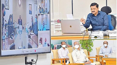 காவிரி நீர் மேலாண்மை ஆணையத்தின் 15-வது கூட்டம் புதுடெல்லியில், ஆணையத்தின் தலைவர் எஸ்.கே.ஹல்தர் தலைமையில் காணொலி காட்சி மூலம் நேற்று நடைபெற்றது. இதில் தமிழக அரசின் சார்பில் சென்னை தலைமைச் செயலகத்தில் இருந்து, நீர்வளத் துறை கூடுதல் தலைமைச் செயலர் சந்தீப் சக்சேனா பங்கேற்றார். தமிழ்நாடு காவிரி தொழில்நுட்பக் குழுத் தலைவர் ஆர்.சுப்பிரமணியன், உறுப்பினர் பட்டாபி ராமன் உள்ளிட்டோர் உடன் உள்ளனர்.
