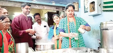 மதுரை எஸ்எஸ் காலனியில் பாஜக வேட்பாளர் லட்சுமியை ஆதரித்து பிரச்சாரம் செய்த நடிகை காயத்ரி, அங்குள்ள டீ கடைக்கு சென்று கட்சியினருக்கு டீ போட்டுக் கொடுத்தார்.