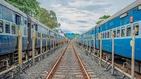 திருவள்ளூர், கும்மிடிப்பூண்டி ரயில் நிலையங்களில் விரைவு ரயில்கள் நின்று செல்ல வேண்டும்: ரயில்வே அமைச்சரிடம் தமிழக எம்.பி வலியுறுத்தல்