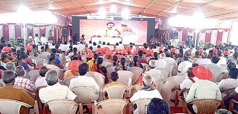 முதல்வர் மு.க.ஸ்டாலினின் காணொலி தேர்தல் பிரச்சாரத்தை, திருப்பூர் வீரபாண்டியில் உள்ள தேர்தல் பணிமனை அலுவலகத்தில் இருந்தவாறு பார்க்கும் திமுகவினர். படம்: இரா.கார்த்திகேயன்
