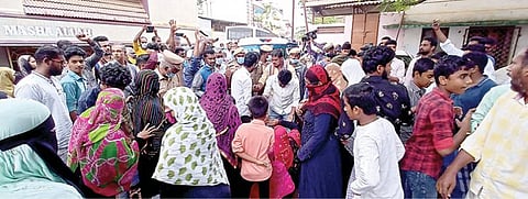 தஞ்சாவூர் கீழவாசலில் என்ஐஏ அதிகாரிகள் நேற்று சோதனையிட்டபோது, அப்பகுதியில் திரண்டு முற்றுகைப் போராட்டத்தில் ஈடுபட்ட முஸ்லிம்கள்.