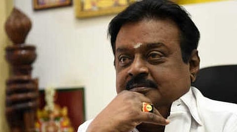 பிரேமலதா கொடியேற்றி இனிப்பு வழங்கினார்; தேமுதிக வளர்ச்சிக்கு ஒற்றுமையாக பாடுபடுவோம்: கட்சியின் கொடி நாளில் விஜயகாந்த் வாழ்த்து