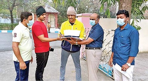 வேலூர் மாநகராட்சிக்கு உட்பட்ட பகுதிகளில் பூத் சிலிப் வழங்கும் பணியை மாவட்ட ஆட்சியர் குமாரவேல் பாண்டியன் நேற்று தொடங்கி வைத்தார்.