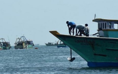 இலங்கை கடற்படையினரால் ராமேசுவரம் மீனவர்கள் 12 பேர் சிறைபிடிப்பு