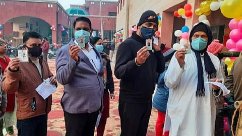 உத்தரப்பிரதேசத்தில் உள்ள வாக்குச்சாவடியில் வாக்களிக்க ஆர்வத்துடன் காத்திருக்கும் மக்கள்.