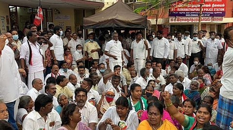 கோவை ராமநாதபுரம் காவல் நிலையத்தை முற்றுகையிட்டு போராட்டம் நடத்திய அதிமுகவினர். | படம்: ஜெ.மனோகரன்