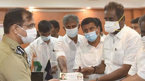 கோவை மாநகர காவல் ஆணையர் பிரதீப்குமாரை சந்தித்து மனு அளித்த, முன்னாள் அமைச்சர் எஸ்.பி.வேலுமணி தலைமையிலான அதிமுக எம்.எல்.ஏக்கள். | படம் : ஜெ.மனோகரன்.