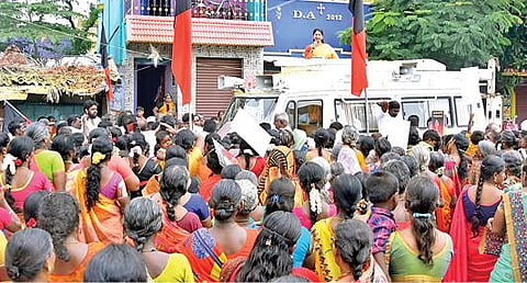 சுரண்டையில் திமுக வேட்பாளர்களை ஆதரித்து கனிமொழி எம்.பி. பிரச்சாரம் செய்தார்.