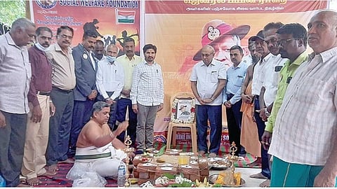 கும்பகோணத்தில் நடைபெற்ற முன்னாள் முப்படை தளபதி பிபின் ராவத்தின் ஐம்பொன் உருவச் சிலை தயாரிப்பதற்கான வார்ப்பட நிகழ்வில் பங்கேற்றோர்.