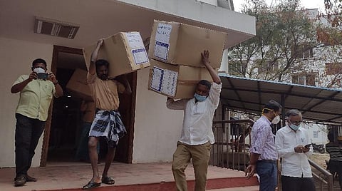 திருச்சியில் வாக்குச்சாவடிகளுக்கு கரோனா பாதுகாப்பு உபகரணங்கள் அனுப்பும் பணி தொடக்கம்