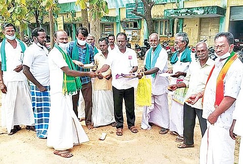 இஸ்ரோ விஞ்ஞானிகளுக்கு நன்றி மற்றும் பாராட்டு தெரிவித்து செய்யாறு புதுப்பாக்கத்தில் இனிப்பு வழங்கி கொண்டாடிய உழவர் பேரவையினர்.