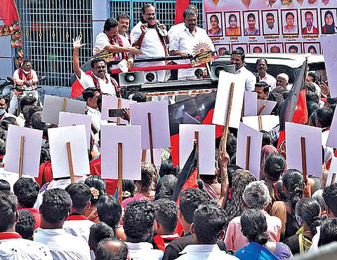 கிருஷ்ணகிரி நகராட்சியில் போட்டியிடும் திமுக வேட்பாளர்களை ஆதரித்து, அக்கட்சியின் கொள்கை பரப்பு செயலாளரும், தமிழக பாடநூல் நிறுவன தலைவருமான லியோனி நேற்று பிரச்சாரம் செய்தார்.