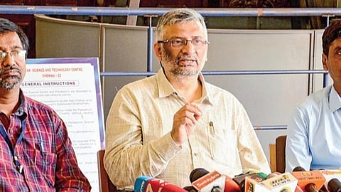 தேசிய அறிவியல் திருவிழா குறித்து மத்திய விக்யான் பிரச்சார் அமைப்பின் விஞ்ஞானி த.வி.வெங்கடேஸ்வரன் நேற்று செய்தியாளர்களை சந்தித்தார். உடன், தமிழ்நாடு அறிவியல் தொழில்நுட்ப மைய செயல் இயக்குநர் சவுந்தரராஜ பெருமாள், அறிவியல் பலகை மாநில ஒருங்கிணைப்பாளர் பா.ஸ்ரீகுமார் படம்: பு.க.பிரவீன்