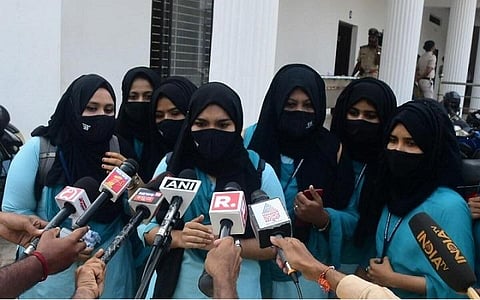 மங்களூரு உடுப்பி நகரில் ஷங்கர் அரசு முதல்நிலைக் கல்லூரியில் ஹிஜாப் விவகாரம் தொடர்பாக கல்லூரி முதல்வரை சந்தித்த பின்னர் ஊடகங்களுக்குப் பேட்டியளித்த மாணவிகள் | படம்: மஞ்சுநாத்