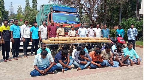 தஞ்சாவூரில் வாகனச் சோதனையின்போது, ஆந்திராவிலிருந்து இலங்கைக்கு ரூ.2 கோடி மதிப்பிலான கஞ்சை பொட்டலங்களை கடத்த முயன்றது தடுக்கப்பட்டது.கைது செய்யப்பட்ட கடத்தலில் ஈடுபட்ட நபர்கள்.