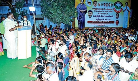 போடியில் நடந்த பிரச்சாரத்தில் அதிமுக வேட்பாளர்களை ஆதரித்து பேசும் ஓ.பன்னீர்செல்வம்.