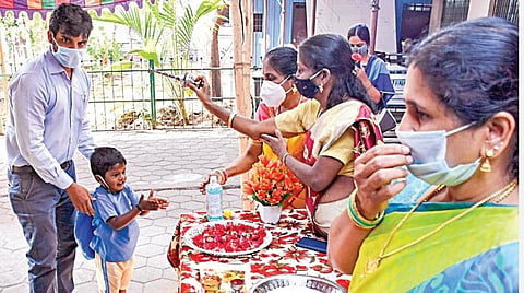 தமிழகத்தில் 2 ஆண்டுகளுக்கு பிறகு நர்சரி மற்றும் மழலையர் பள்ளிகள் நேற்று முதல் திறக்கப்பட்டன. சென்னை திருவான்மியூர் மாநகராட்சி மழலையர் பள்ளிக்கு வந்த சிறுவர்களுக்கு கிருமி நாசினியால் கைகள் சுத்தம் செய்யப்பட்டு பன்னீர் தெளித்து ரோஜா மலர் கொடுத்து ஆசிரியர்கள் வரவேற்றனர். படங்கள்: பு.க.பிரவீன்