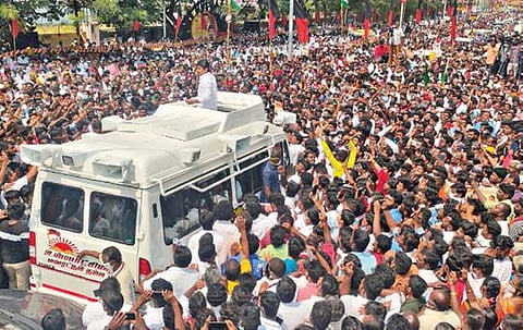 சேலம் கோட்டை பகுதியில் கூடியிருந்த பொதுமக்கள் மத்தியில் திமுக வேட்பாளர்களை ஆதரித்து, திமுக இளைஞரணி செயலாளர் உதயநிதி ஸ்டாலின் எம்எல்ஏ பேசினார்.