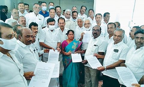 விசைத்தறியாளர்கள், ஜவுளி உற்பத்தியாளர்களுடன் அமைச்சர்கள் நடத்திய கூலி உயர்வு தொடர்பான பேச்சுவார்த்தையில் புதிய முடிவு: 39 நாட்கள் நடைபெற்ற வேலைநிறுத்தப் போராட்டம் முடிவுக்கு வருகிறது