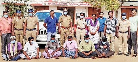குழந்தையை விற்றதாக கைது செய்யப்பட்டவர்கள். உடன் தனிப்படை போலீஸார்.