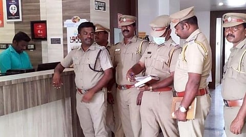 வெளியூர் நபர்கள் தங்குவதைத் தடுக்க தமிழகம் முழுவதும் விடுதிகளில் போலீஸார் சோதனை