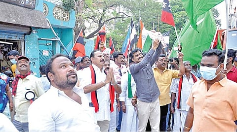 சென்னை மாநகராட்சி 35-வது வார்டு மதிமுக வேட்பாளர் ஜீவனுக்கு ஆதரவாக முத்தமிழ் நகர் நார்த் அவென்யூ சாலையில் நேற்று வாக்கு சேகரித்தார் மதிமுக தலைமைக் கழகச் செயலர் துரை வைகோ. படம்: ம.பிரபு