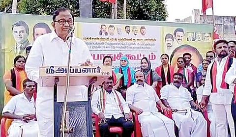 திருப்பத்தூர் காந்தி சிலை அருகே நடந்த இறுதிக்கட்ட பிரச்சாரக் கூட்டத்தில் பேசிய முன்னாள் மத்திய அமைச்சர் ப.சிதம்பரம். அருகில் அமைச்சர் கே.ஆர்.பெரியகருப்பன்.