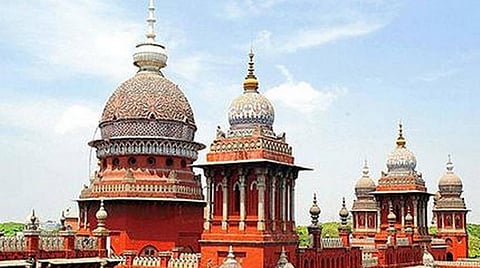 கிராவல் மண் அள்ளிய புகாரில் ஓபிஎஸ் உதவியாளர் உள்ளிட்ட 11 பேர் மீது வழக்குப் பதிவு: உயர் நீதிமன்றத்தில் அறிக்கை