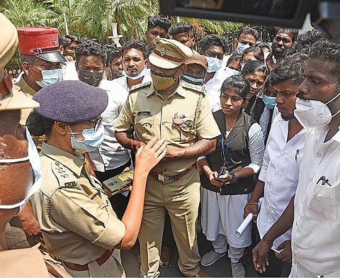 புதுச்சேரி முதல்வரை சந்திக்க வந்த சட்டக் கல்லூரி மாணவர்களிடம் பேச்சுவார்த்தை நடத்தும் போலீஸார். படம்: எம்.சாம்ராஜ்